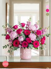 Arreglo de Peonías Rosas y Gerberas Fuchsia en Florero Rosa